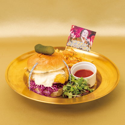 必見】スモークの中から“上様”登場!?「マツケンサンバ」初コラボカフェ