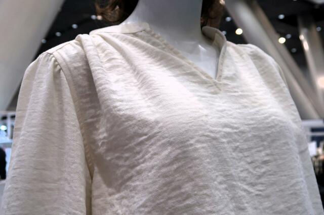 「リネンライクベルスリーブブラウス」生地感がすてき