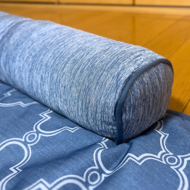 【ニトリ ペットごろ寝マット】枕部分の高さは約8cm。あごを乗せたり横向きで枕として使ったりできます