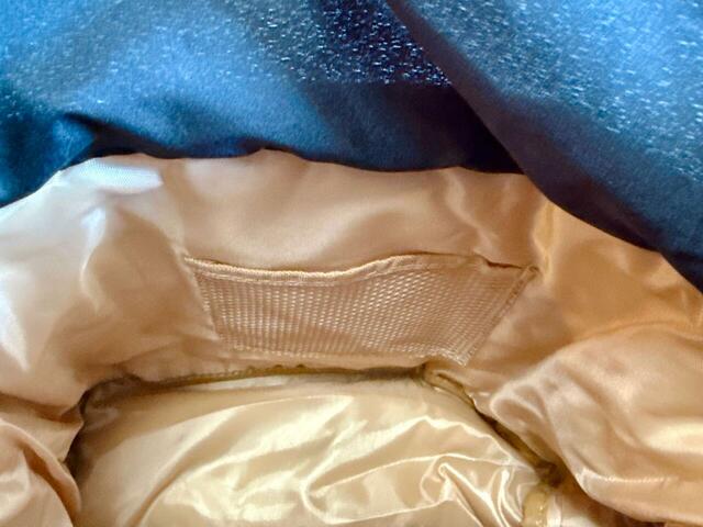 内側フロント側には5つ目のポケットがついています。メッシュ仕様で見やすい！