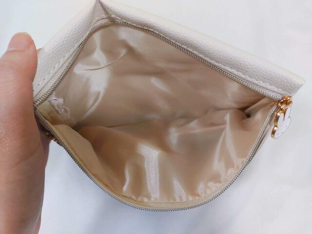 大きめポケットには、ファンデーションなどを入れるといいかも？