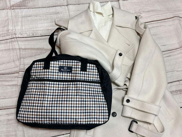 【Aquascutumの大容量ボストンバッグ】クリーンなホワイトのウールとレンチに合わせてみました♪