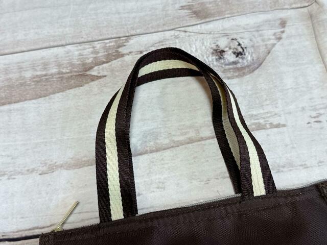 持ち手の長さはハンドバッグ風に持てる長さ