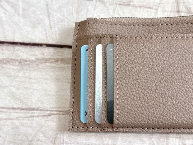 カードポケットにカードを1枚ずつ収納