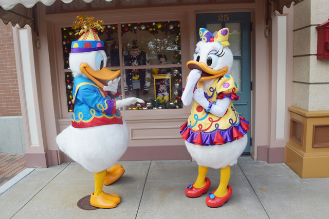 ラブラブなドナルドとデイジーを連続写真で