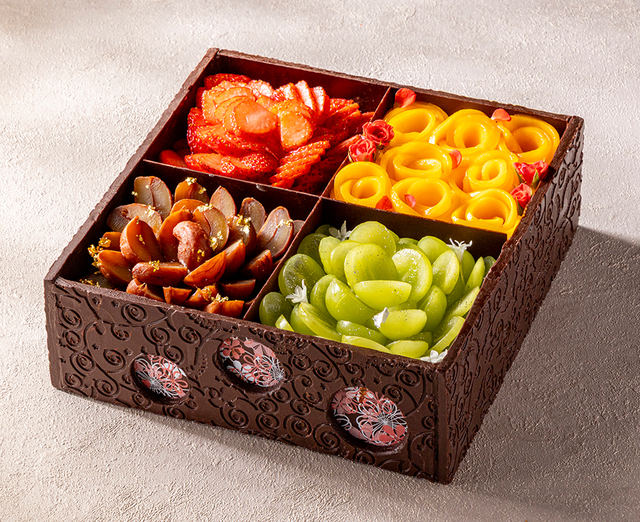 「Coffret de Trésor(コフレ・ド・トレゾール)」<価格:50,000円(税込)>【【ヒルトン東京お台場】2025年クリスマスケーキ予約受付中!今年は厳選素材を使った“5万円の至高のケーキ”や“王道ショートケーキ”など、全4種が登場!】