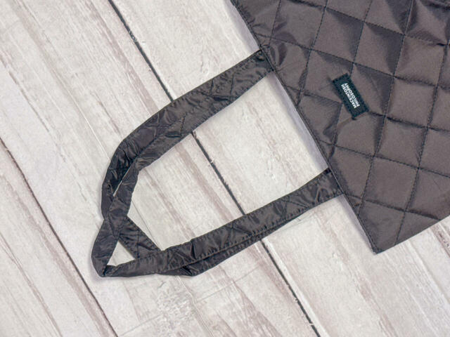 持ち手は長めなため、厚手のアウターを着込んでも肩がけが可能