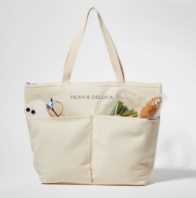 【GLOW8月号付録　DEAN＆DELUCA 保冷機能付きコットン素材のロゴトート】大きな2つのポケットが目を引く保冷機能付きトート♪