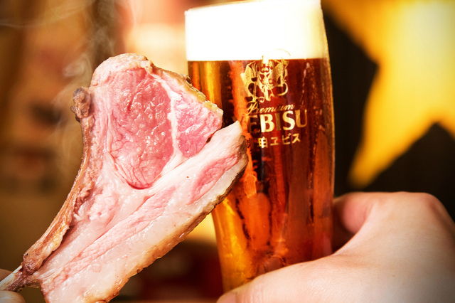 肉厚ラムチョップを頬張りコク深い「琥珀ヱビス」をお得にグビっと!
