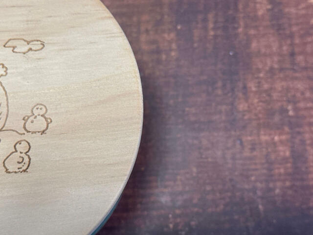 蓋は木製で温もりが感じられるデザイン