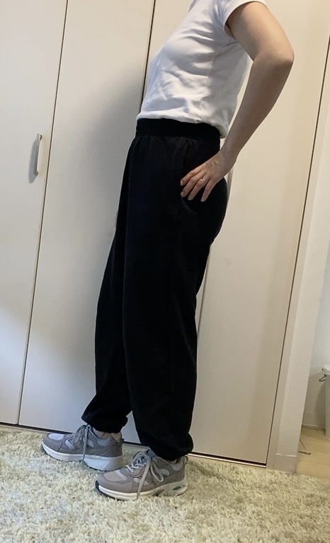 【ユニクロ スウェットパンツ（丈標準65～67cm）】全体的にゆるめなので、お尻のラインも出にくいです