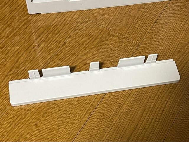 【ニトリ　薄型ワイドペダルペール】組み立ては差し込むだけ！まずは下の容器にペダルを取り付けます