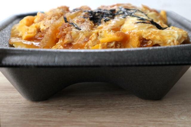 【トライアル 三元豚のロースかつ重】ふっくらご飯に大きめのロースかつ、とろとろ卵とじの食感コンボです