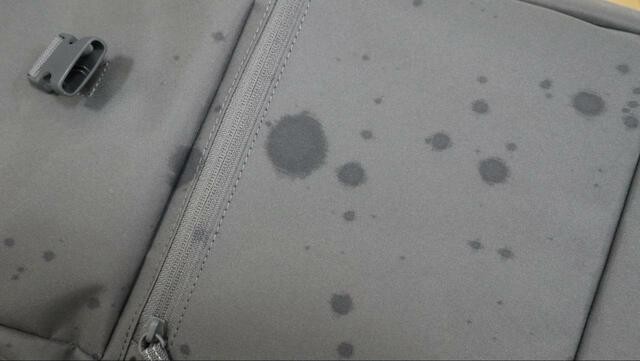 【IKEA スタルッティド 18l】水を付けてみると、表面に染みますが中身は濡れない