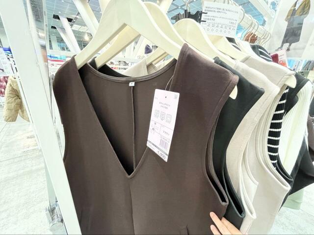 【ワークマン ストレッチライトジャンスカ】深めのVネックですっきりとした印象に決まります！