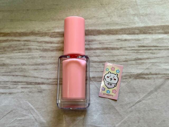 マニキュアペンにシールを貼ります！ガイド線はないので、手伝ってあげるのがおすすめ