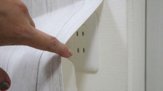 【ニトリ リノベウォールシート】壁の隅にコンセントがあったことを忘れていました