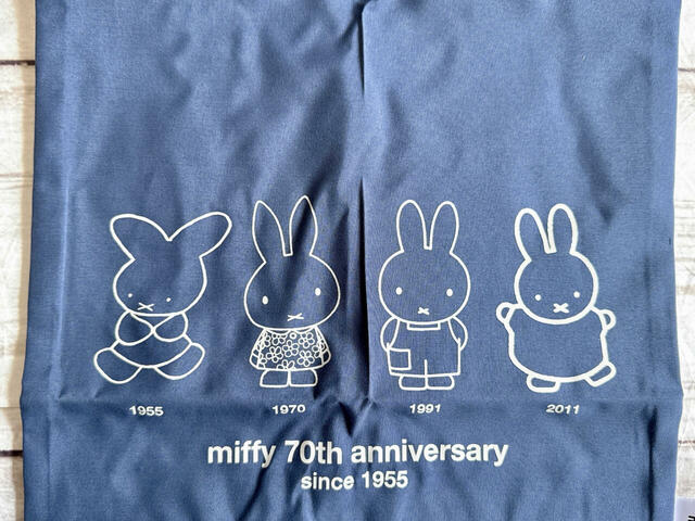 フロントに大きめサイズのミッフィーが4人並んでいるデザイン。どの年代のミッフィーもかわいい♪