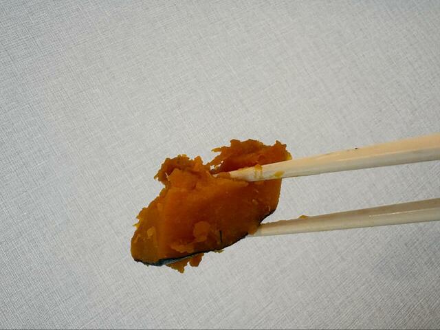 【ロピア 栗かぼちゃ】箸で持ち上げてみると、ほろっと崩れる柔らかさが分かりました♪