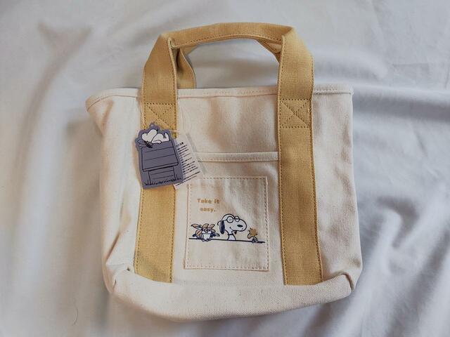 全体的にホワイトで持ち手がイエローと、爽やかなデザイン