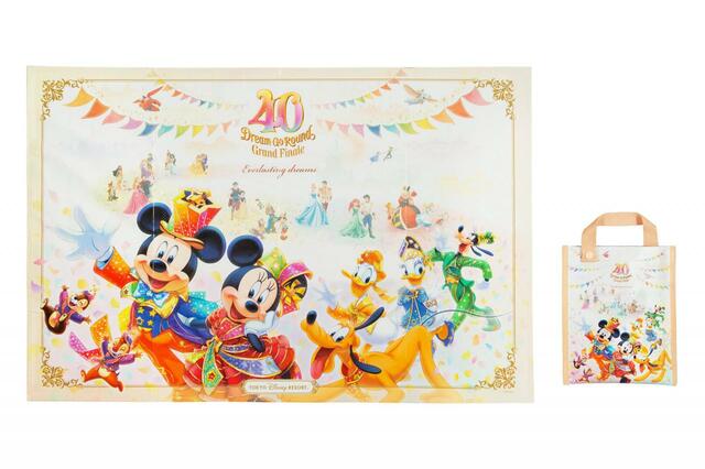 レジャーシート 850円｜東京ディズニーリゾート40周年“ドリームゴーラウンド”グランドフィナーレ スペシャルグッズ｜発売日：2024年1月23日（火）｜販売店舗：東京ディズニーランド「グランドエンポーリアム」、東京ディズニーシー「エンポーリオ」