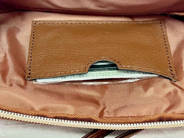 マイナンバーカードなどを入れるとGood！【SNOOPY（スヌーピー）タテでもヨコでも持てる！スマホショルダーBOOK BROWN】