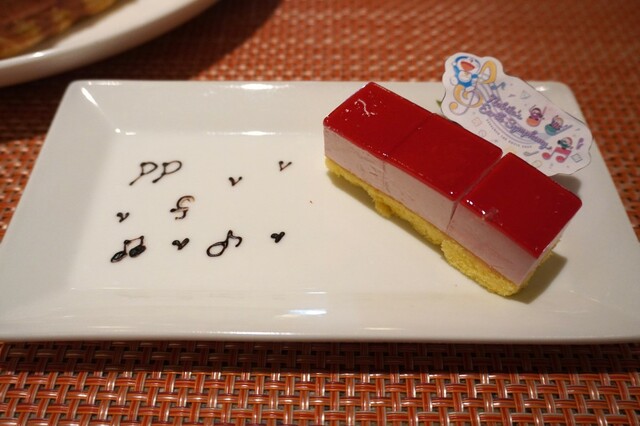 【ロイヤルパークホテル】「映画ドラえもんプレート」のデザート