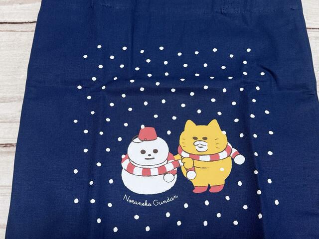 【kodomoe12月号付録 ノラネコぐんだん おおきなトート】ノラネコぐんだんの一人と雪だるまのプリント入り！作者・工藤ノリコさんが描き下ろした特別なイラストです♪