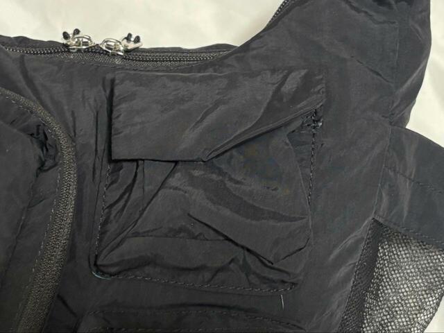 【niko and ... オリジナルライトパッカブルマルチショルダーバッグ】スナップボタンで開閉するタイプのポケットも。ICカードなどの収納に◎