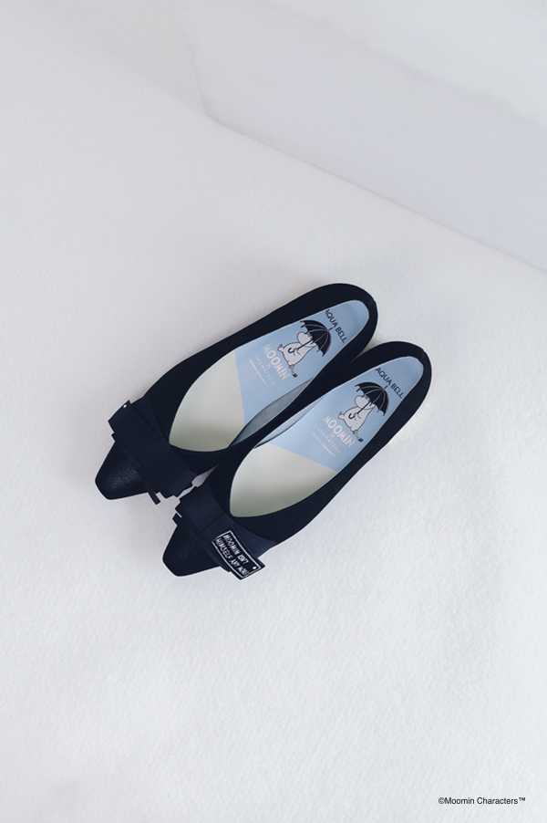 【銀座かねまつ×ムーミン】リボンフラットシューズ（※限定店舗のみ）／敷き革には傘を差したスノークのおじょうさんをプリント。左足のリボンにはセリフが刺繍されています♪