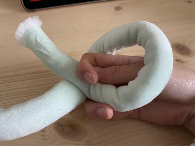 【マンドゥバッグ】手順2 穴の下から上に指を出して編んでいきます