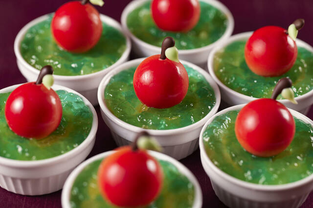 「魔女のリンゴケーキ」＜期間：2024年10月12日〜14日＞【おばけのスイーツや秋の本格料理が楽しめる『ハロウィーンスイーツブッフェ』3日間の限定開催！】