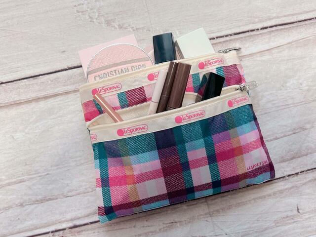 上下に分けてコスメが収納できます