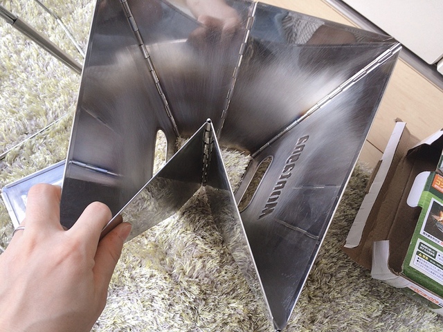 【ワークマン 折畳みBBQグリル】本体を開いてフレームに載せます