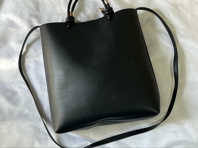 【coca トートバッグ レディース 2way】大きさは幅31cm×高さ31cm。正方形のデザインですが、持ち手がついているので若干縦長のデザインに見えます