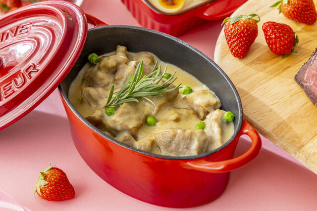 「北海道クリームで仕上げる豚肩ロース肉のブランケットローズマリーの香り」＜期間：2026年1月5日〜2月28日＞【“ブランドいちご”と“ローストビーフ”を楽しむ冬の贅沢ビュッフェ開催！「ヒルトン成田」で華やかな冬の食体験！】