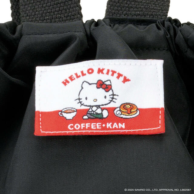 【ハローキティ×珈琲館 ハッピーバッグ2026】ボア巾着バッグ／バッグのネームタグには珈琲館の制服を着たハローキティが♪