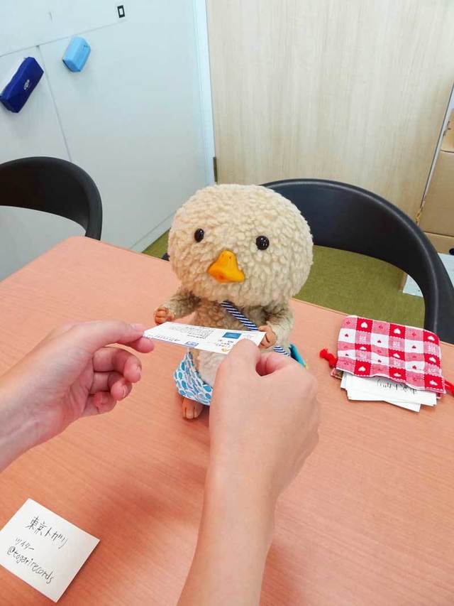 名刺交換をするトガリくん