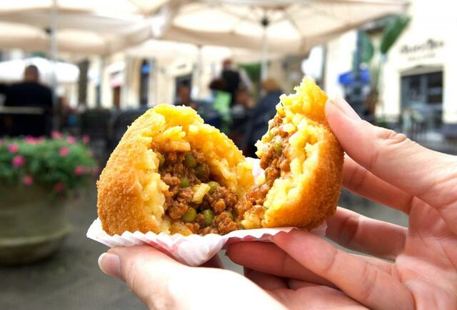 チェファルーで出会ったライスコロッケの「アランチーニ」。ナポリやシチリアなどイタリア南部の名物で、スパイスの効いたひき肉が絶品