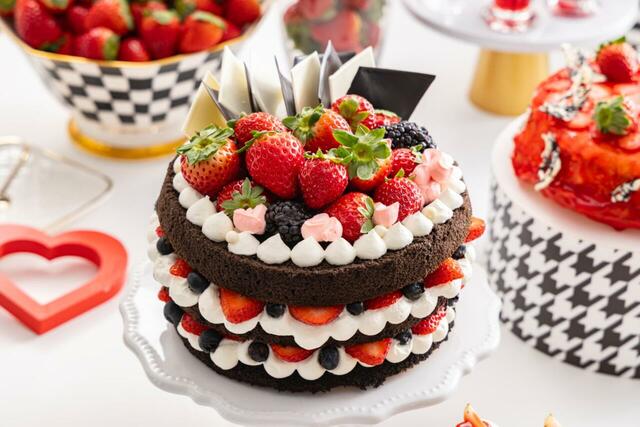 「ストロベリー・ブラックドレス」<期間:2025年12月27日~2026年5月上旬頃まで>【モノクロームのおしゃれ空間でいちごスイーツを満喫♪「ヒルトン東京」で“アジョリーコラボスイーツ”も楽しめる苺ビュッフェ開催!】