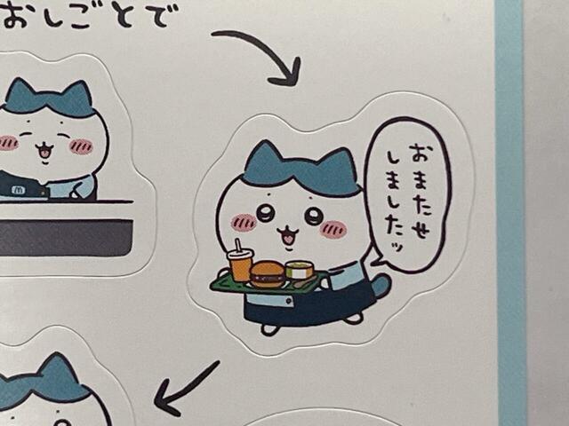 テキパキと商品を運ぶハチワレ。応援したくなる健気さ…！