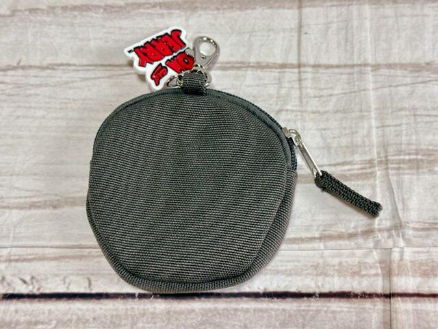 背面は装飾がないシンプルなデザイン