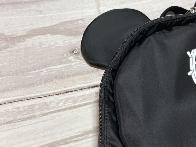 素材はポリエステル。上品な光沢感のある生地です