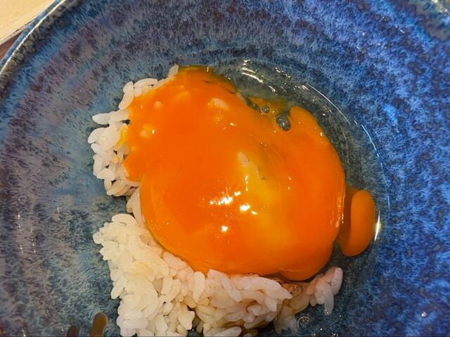 【ココス　茜美人の卵かけご飯】とろ〜り卵とふっくらご飯のコントラストが美しい♪