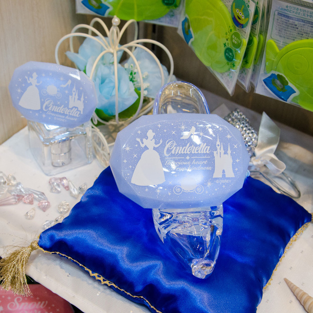 ぺたっと貼り付けるだけでウェットティッシュの乾燥を防いでくれます。