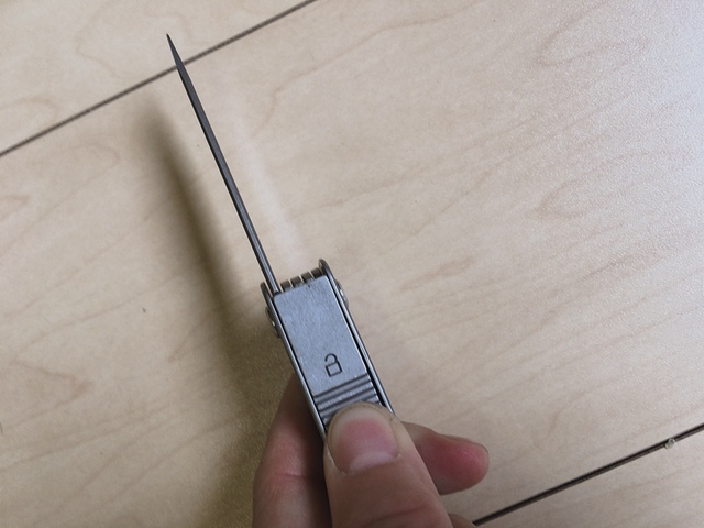 【SWISS+TECH 多機能ナイフ】ツールはロック機能つきで安全に使えます
