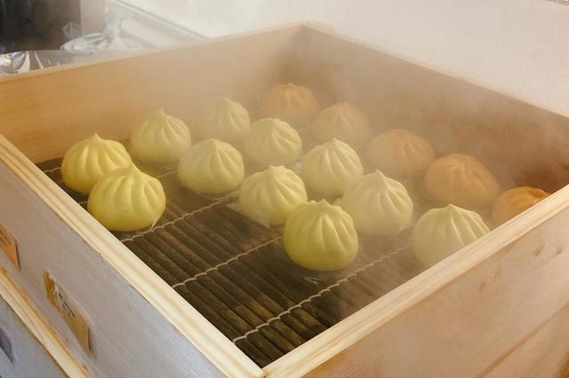 セイロで蒸した肉饅を販売している／TOKYO PAO