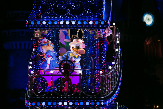 ショーボート（2）｜新「東京ディズニーランド・エレクトリカルパレード・ドリームライツ」（2015年7月リニューアル） 撮影 / YOSHI