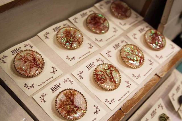 「Effe*」のサンゴブローチ。