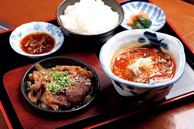昇家 泉（名古屋／東区）　「テールスープセット」1200円 牛テールの旨みと野菜の甘さがたまらないテールスープと、鉄板焼きカルビのセット。ライスはおかわり無料